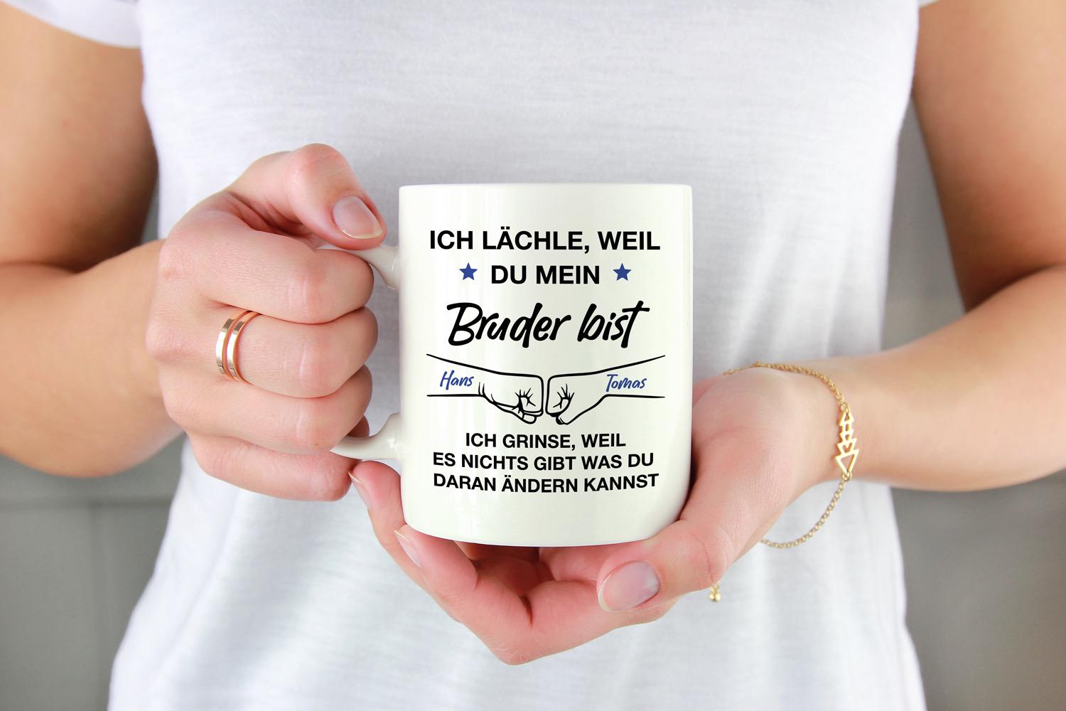 Personalisierte Tasse mit Namen – Lustiges Geschenk für Bruder oder Schwester – Spruchtasse mit Fist Bump – Geschwister Geschenk mit Humor