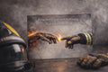 Feuerwehr Postkarte „Zwischen Feuer und Hoffnung“ – Geschenk für Feuerwehrmann, Dankeskarte Einsatz, Mut & Respekt Motiv A6